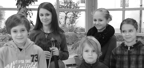 Es singen und musizieren die Brill-Kinder aus Bad Grönenbach, gemeinsam mit Friedel Wille, Romana Jochum und Schülern der Musikschule Ottobeuren.